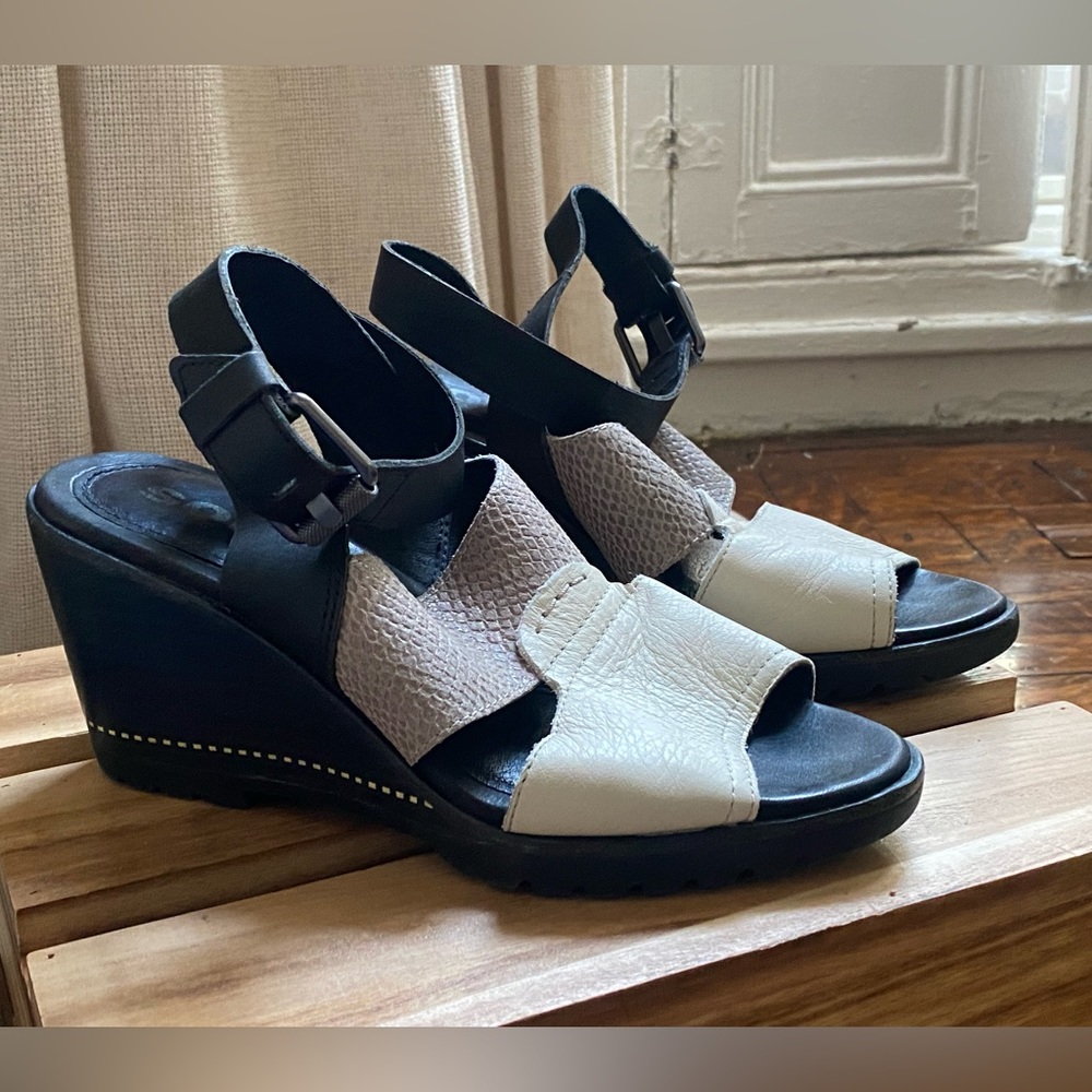 Sorel Wedge Sandals Beige, Tan and Black Straps - Size 7